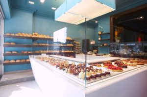 Bakkerij Davalie toonbank gevuld met taart inrichting van de winkel