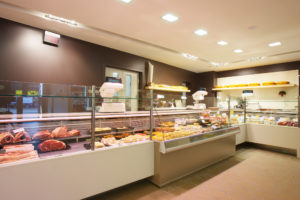 Inrichting en interieur van slagerij Lodts, verschillende toonbanken met koeling