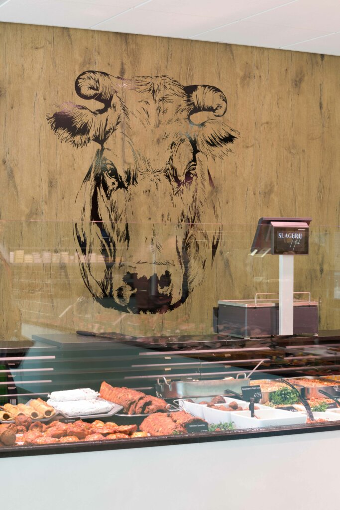Houten muurbekleding, koe hoofd tekening op muur slagerij
