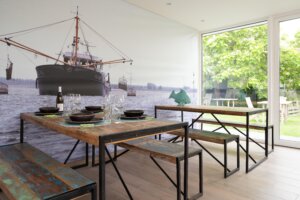 Industriële design tafel viswinkel, foto vissersboot op muur