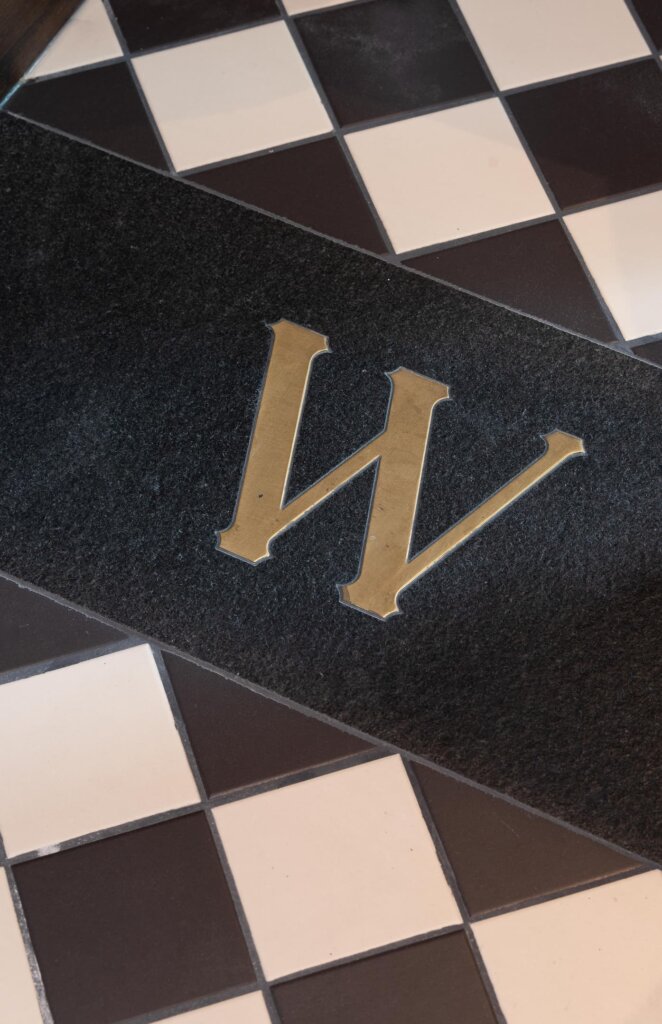 gouden logo in de vloer