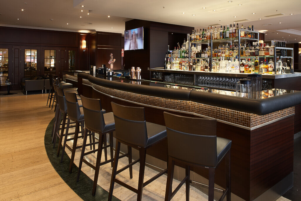 Luxe bar inrichting met een brede selectie dranken in Hilton Antwerpen.