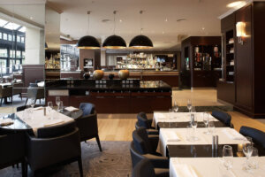 Sfeervolle bar in Hilton Antwerpen met stijlvolle verlichting en comfortabele zitplaatsen.
