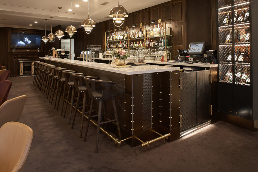 Prachtige bar op maat in het Hilton Hotel Brussel met een uitgebreide drankenkeuze.