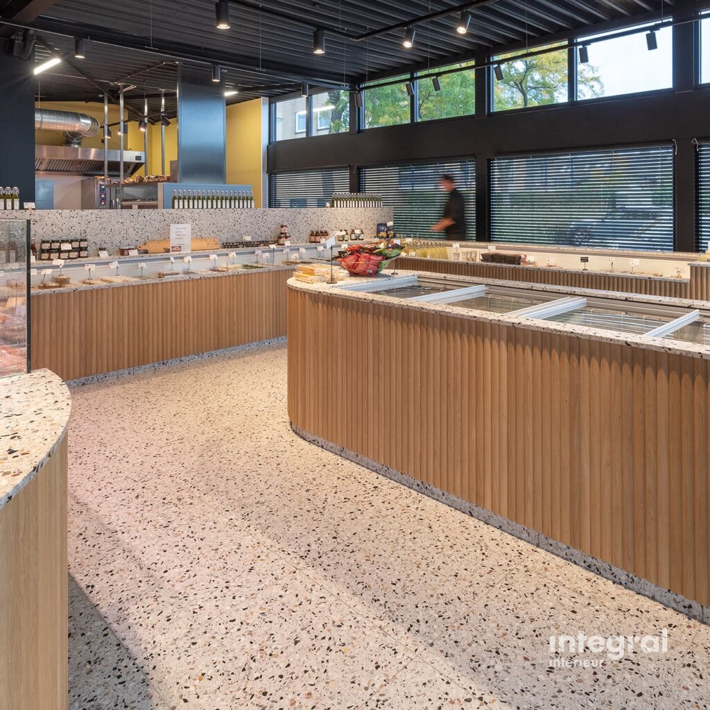 terrazzo vloer, traiteur toonbanken bekleedt met halfronde houten latten