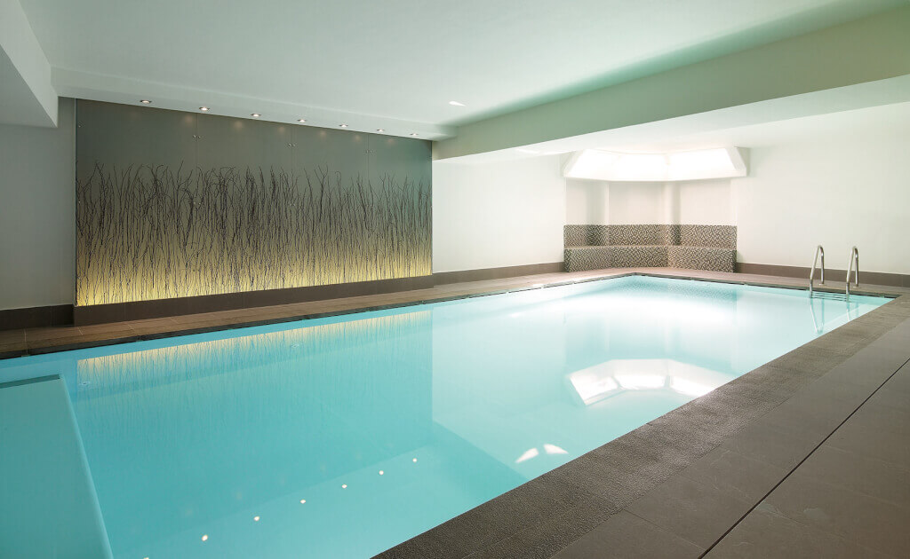 Moderne totaalinrichting Aazaert indoor zwembad ontwerp